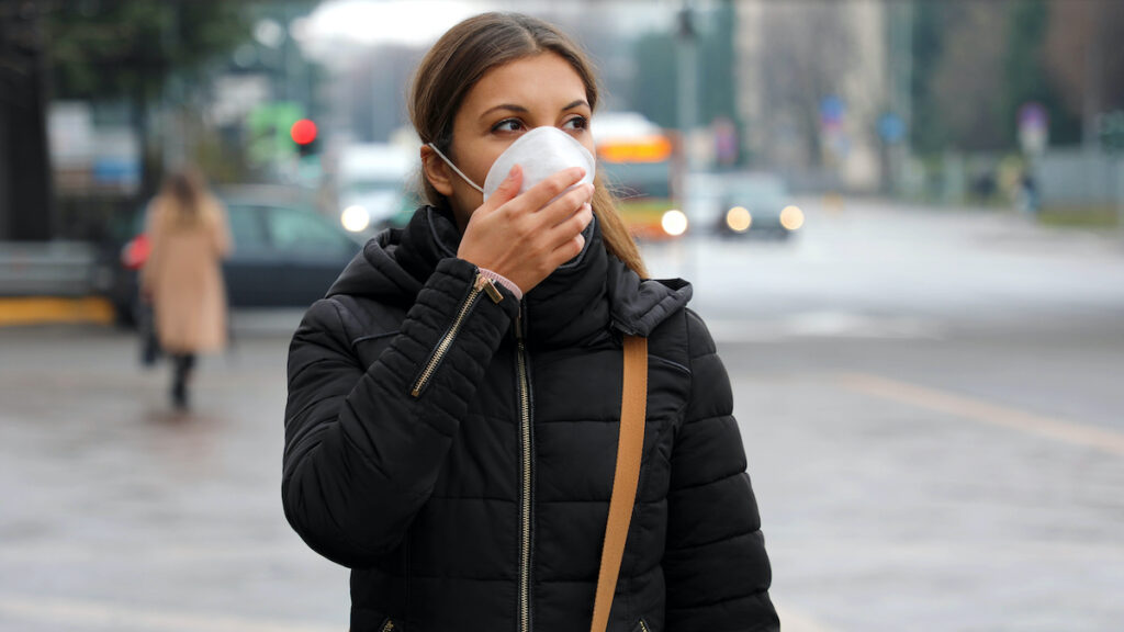 Femme dans la rue avec un masque chirurgical