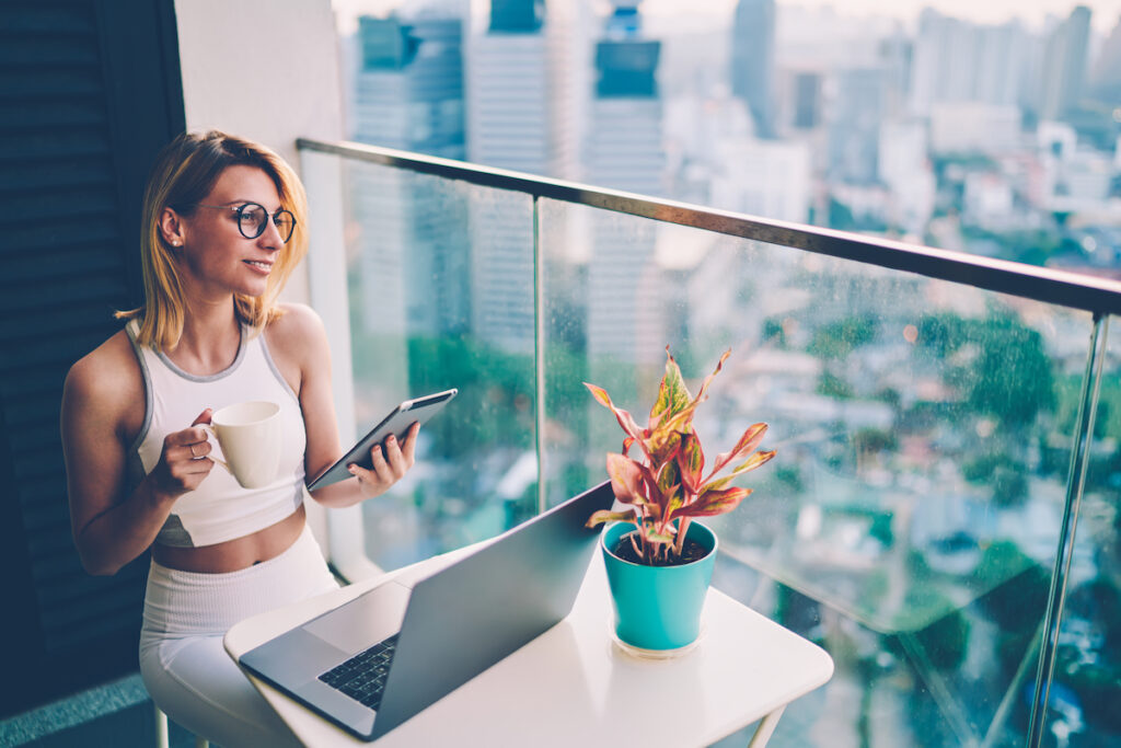 femme sur son balcon