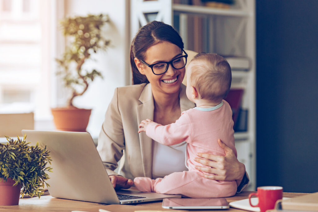 mere avec son enfant au bureau