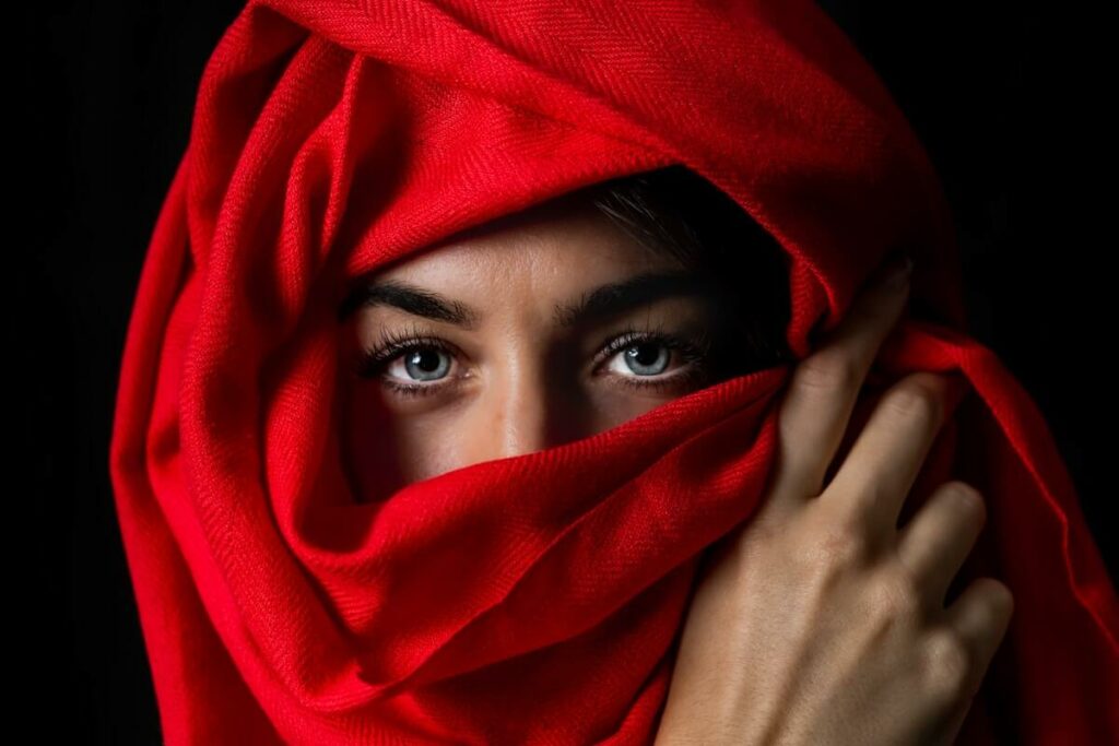 femme portant un voile rouge