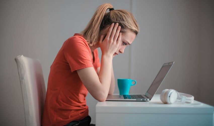 femme malheureuse au travail