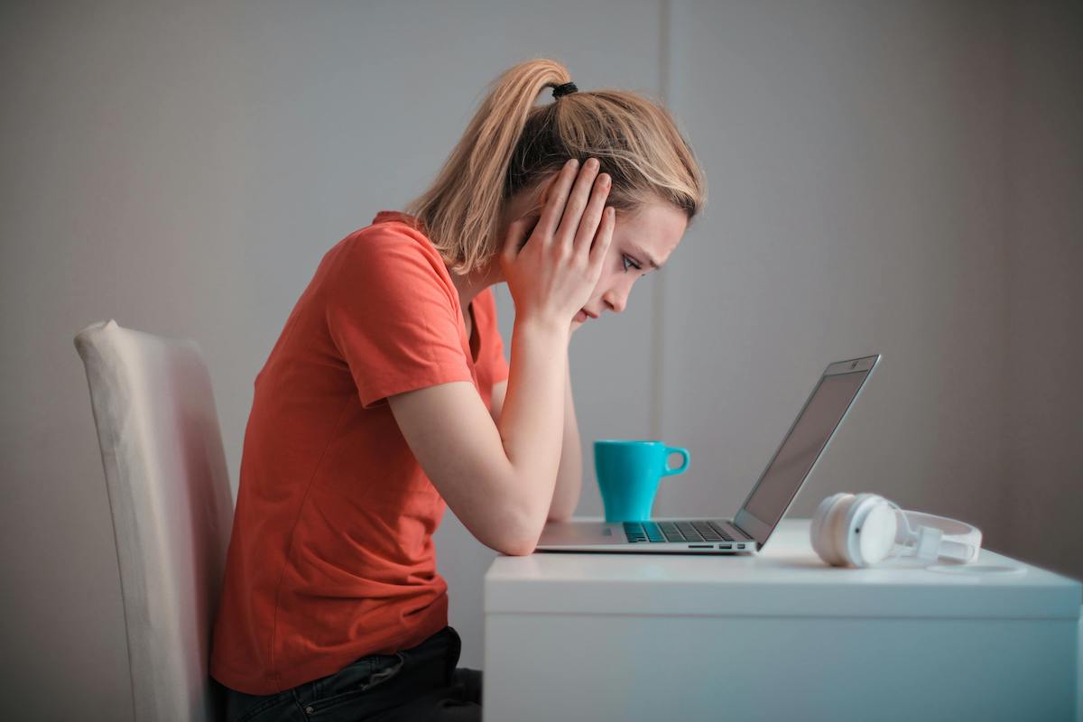 femme malheureuse au travail