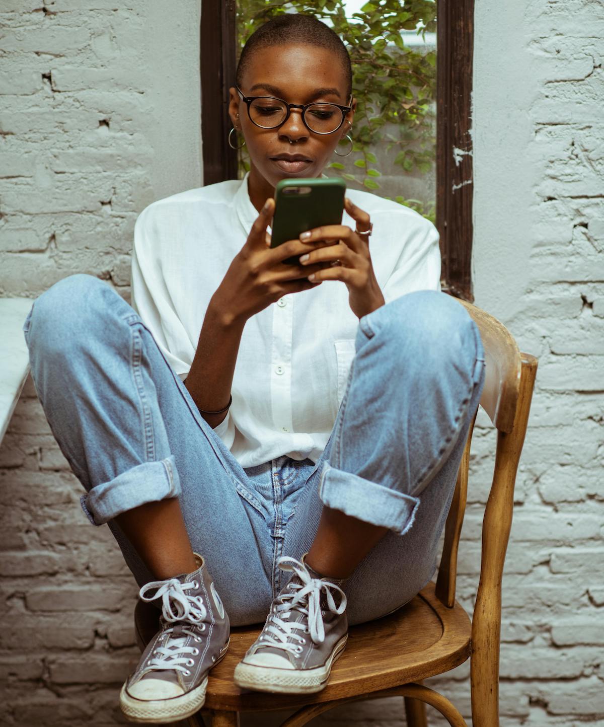 femme qui parle a son voyant par téléphone