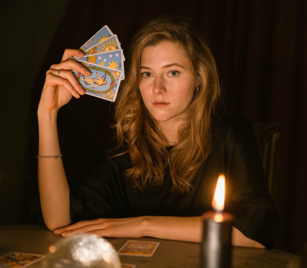 voyante qui réalise un tirage de tarot