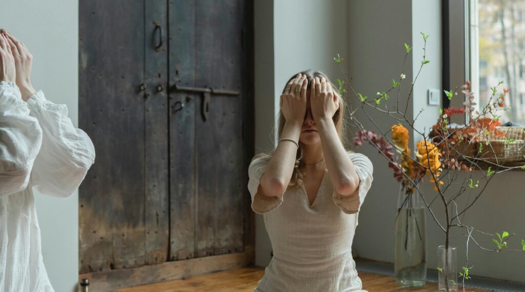 femme qui se masque les yeux