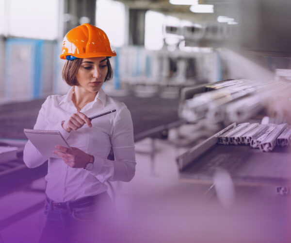 femme-affaires-dans-usine