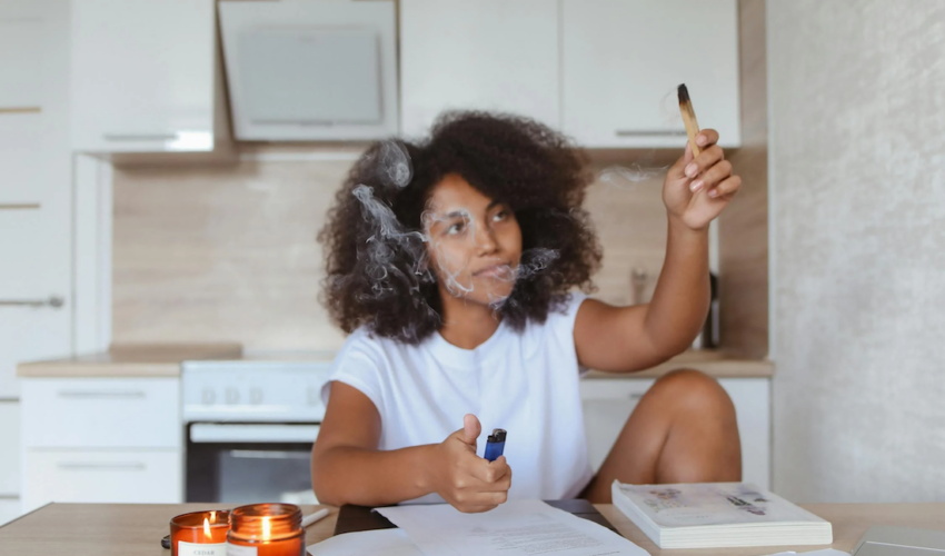 femme qui purifie sa maison