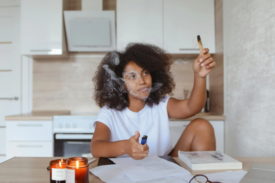 femme qui purifie sa maison