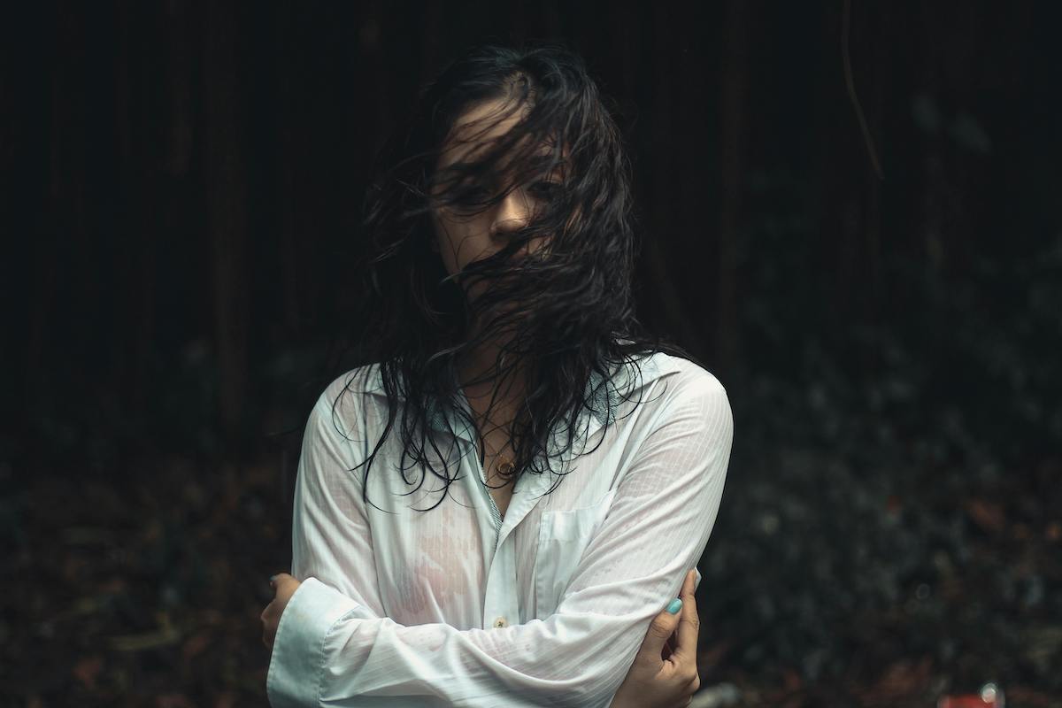 femme triste sous la pluie