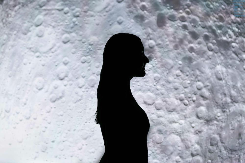 femme devant la plein lune