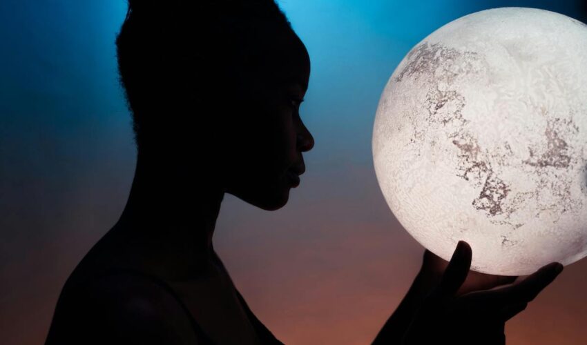 femme qui tient la lune