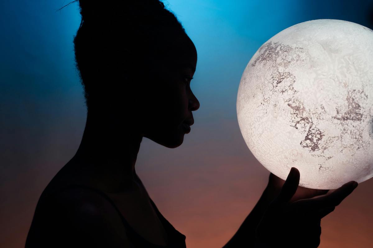 femme qui tient la lune