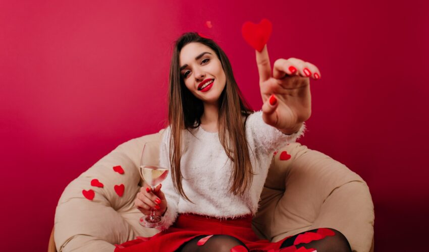 femme qui célèbre la saint Valentin