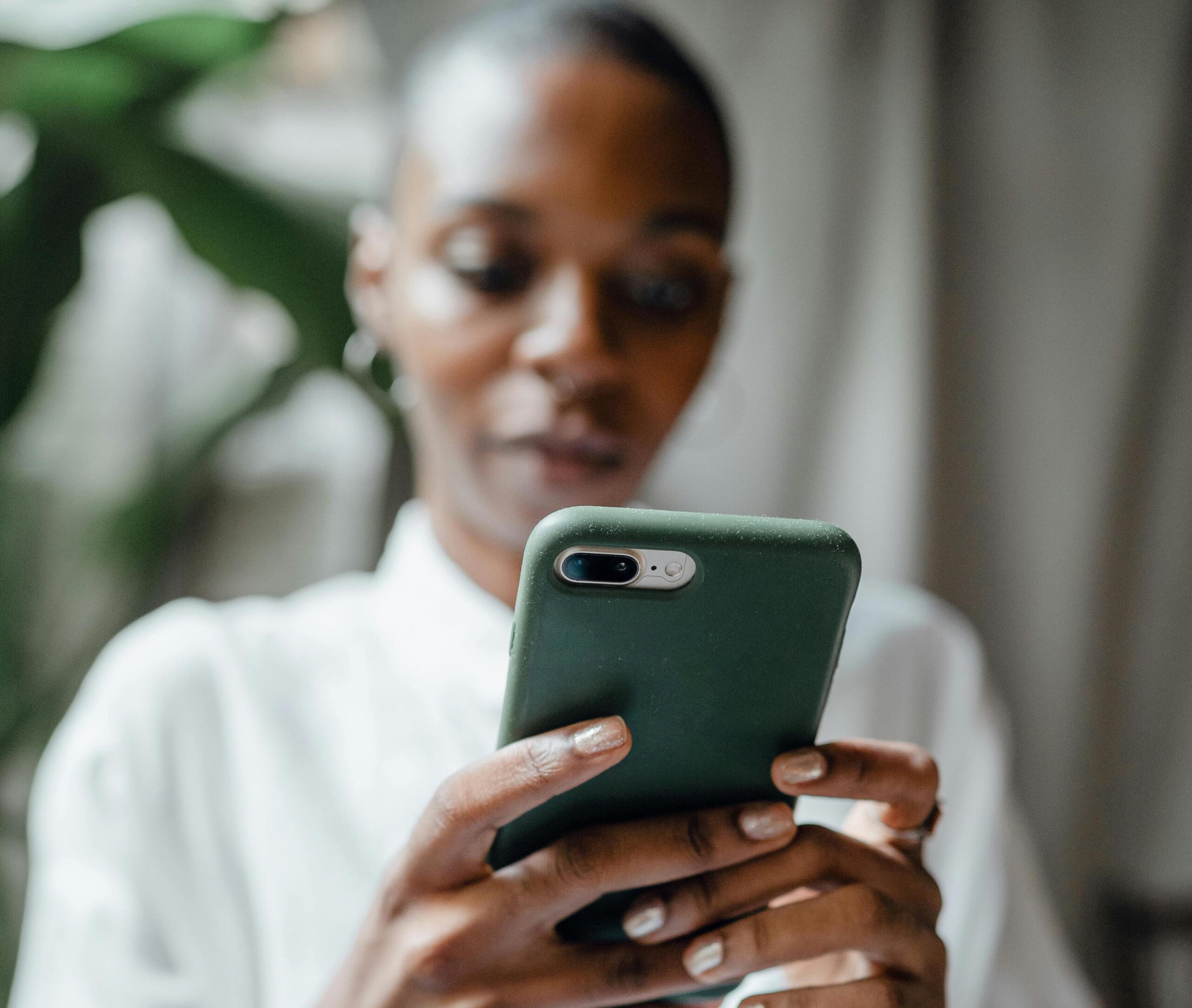 femme qui regarde son téléphone